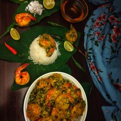 A picture of Kochupata diye Chingri(Prawn with Colocasia leaves).