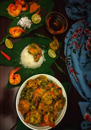 A picture of Kochupata diye Chingri(Prawn with Colocasia leaves).