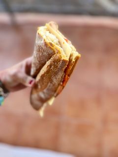 Una foto de Bocadillo de lomo, queso y tomate