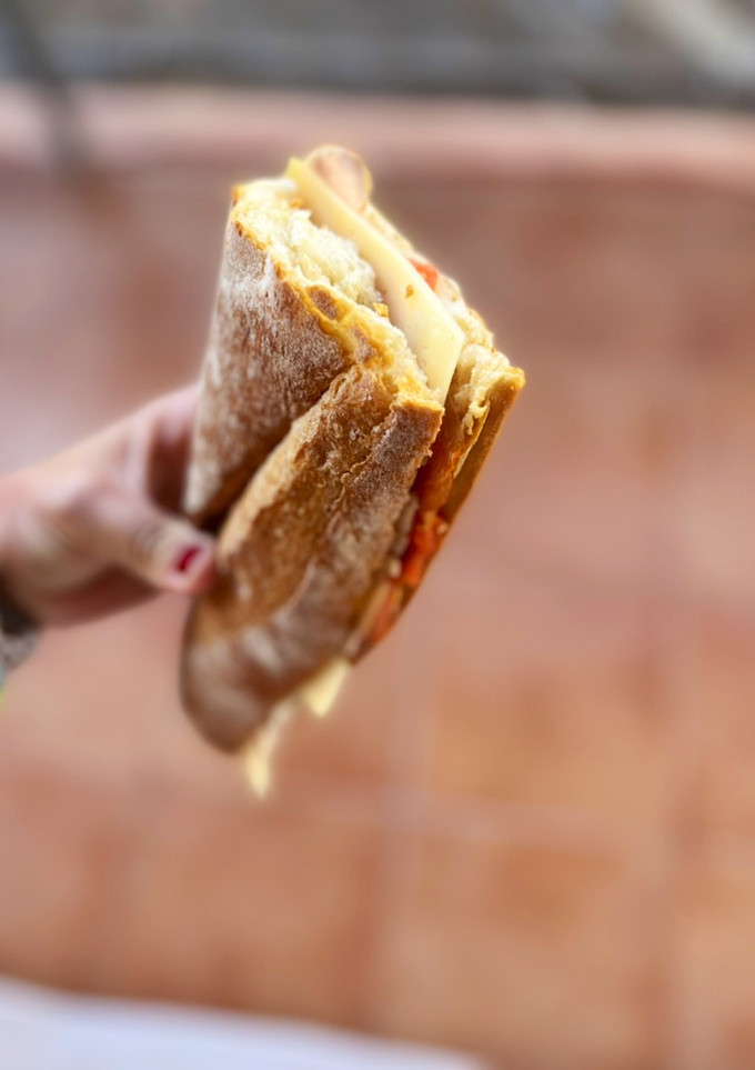 Una foto de Bocadillo de lomo, queso y tomate