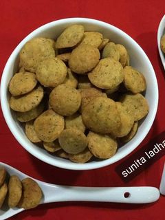 खस्ता कुरकुरी पंजाबी मसाला मठरी (Khasta kurkuri punjabi masala mathri recipe in hindi) रेसिपी मुख्य फोटो