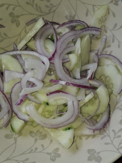 Una foto de Ensalada cebolla y pepino
