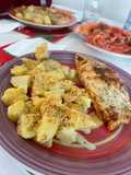 Papas gratinadas con queso y crema, acompañadas de salmón a la plancha