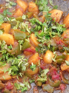 आलू और शिमला मिर्च की सब्जी (aloo aur shimla mirch ki sabzi recipe in Hindi) रेसिपी मुख्य फोटो