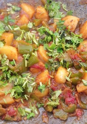 आलू और शिमला मिर्च की सब्जी (aloo aur shimla mirch ki sabzi recipe in Hindi) रेसिपी मुख्य फोटो