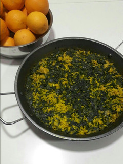 Una foto de Paella de espinacas y bacalao