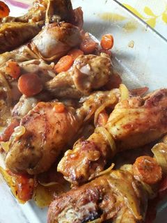 Una foto de Muslitos de pollo al horno con verdura