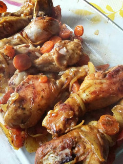 Una foto de Muslitos de pollo al horno con verdura