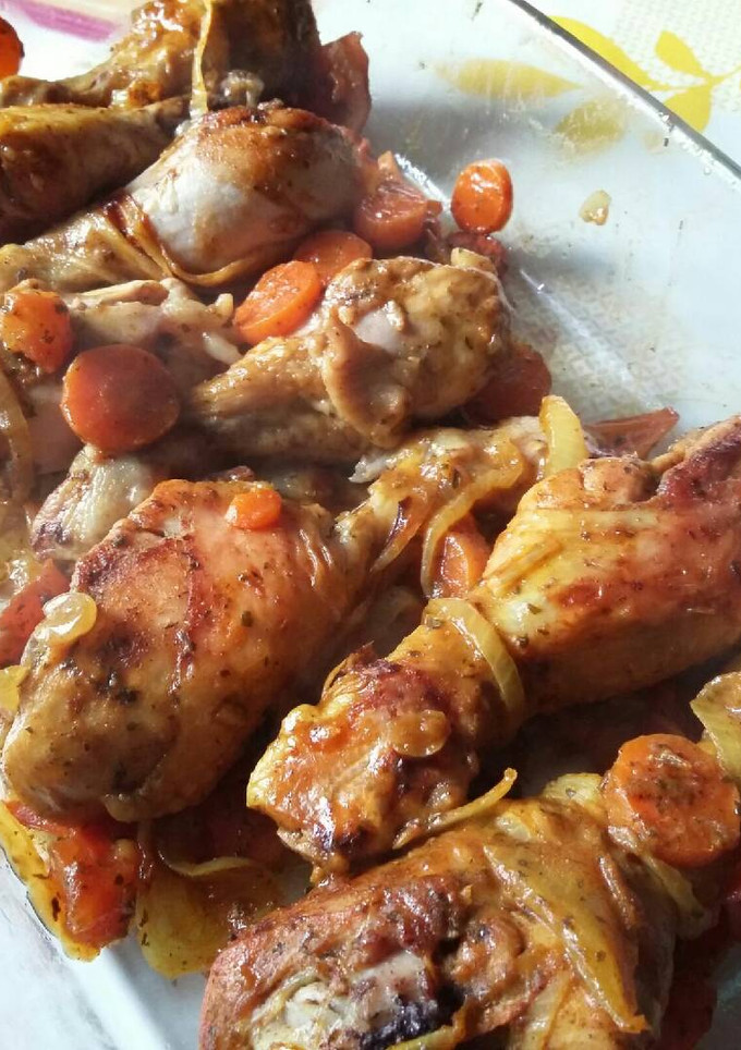 Una foto de Muslitos de pollo al horno con verdura