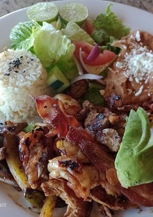 A picture of Surf and Turf Fajitas 🐔🦐🐮.