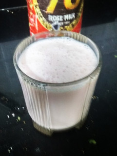 रोज़ मिल्क (Rose Milk recipe in Hindi) रेसिपी मुख्य फोटो