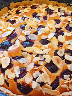 Una foto de Tarta veraniega de cerezas y almendras