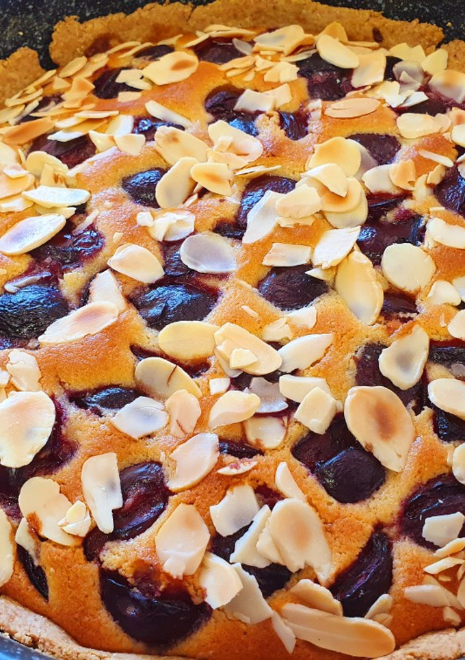 Una foto de Tarta veraniega de cerezas y almendras
