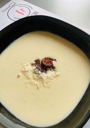 Sajtkrémleves kolbász chipssel recept fotója