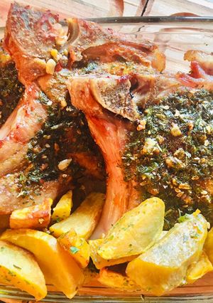 Una foto de COSTILLAS DE CERDO CON CHIMICHURRI CAMPESTRE Y BATATAS FRITAS 🤩👏🤗
