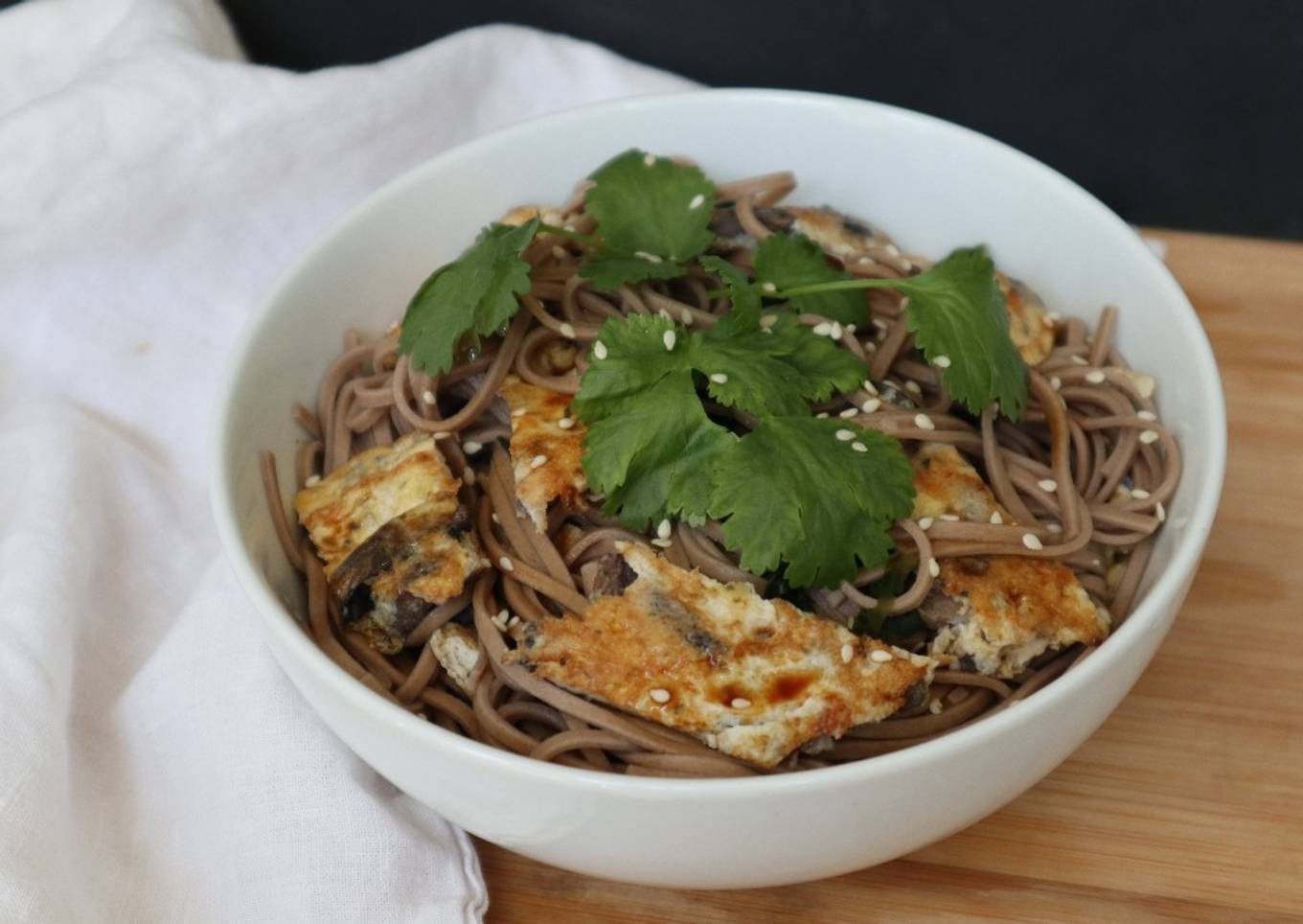 Nouilles soba à l'omelette aux champignons