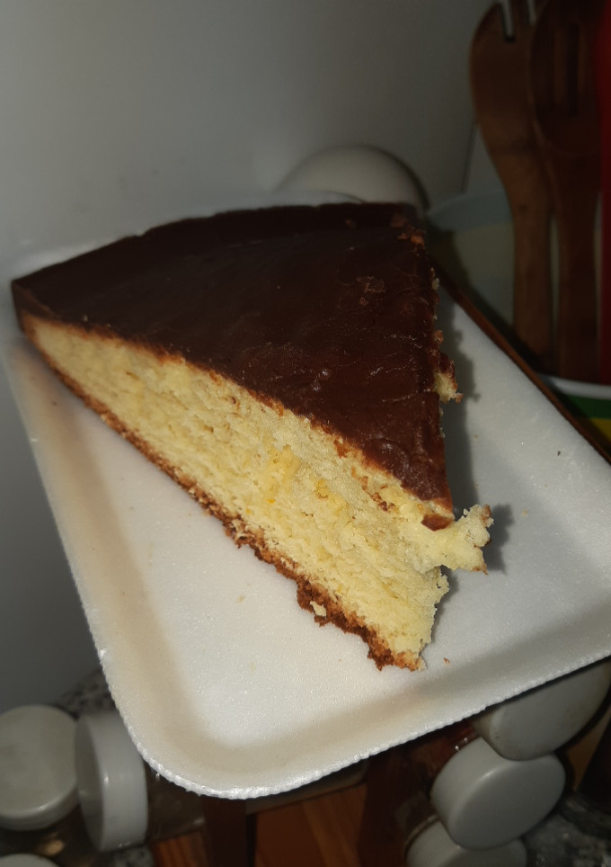 Una foto de Torta de Naranja bañada de chocolate
