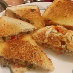 A picture of Cheesy vegetable bread sandwich.