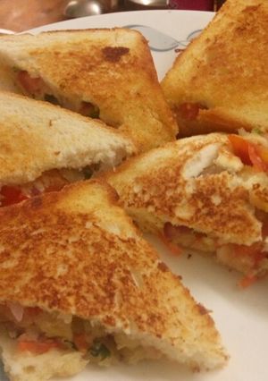 A picture of Cheesy vegetable bread sandwich.