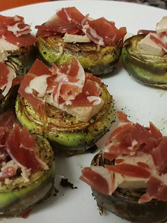 Una foto de Corazones de alcachofa con foie y jamón