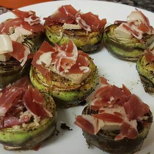 Corazones de alcachofa con foie y jamón