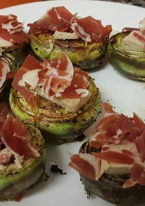 Una foto de Corazones de alcachofa con foie y jamón