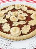 Crostata con marmellata di susine con rose e foglie di frolla