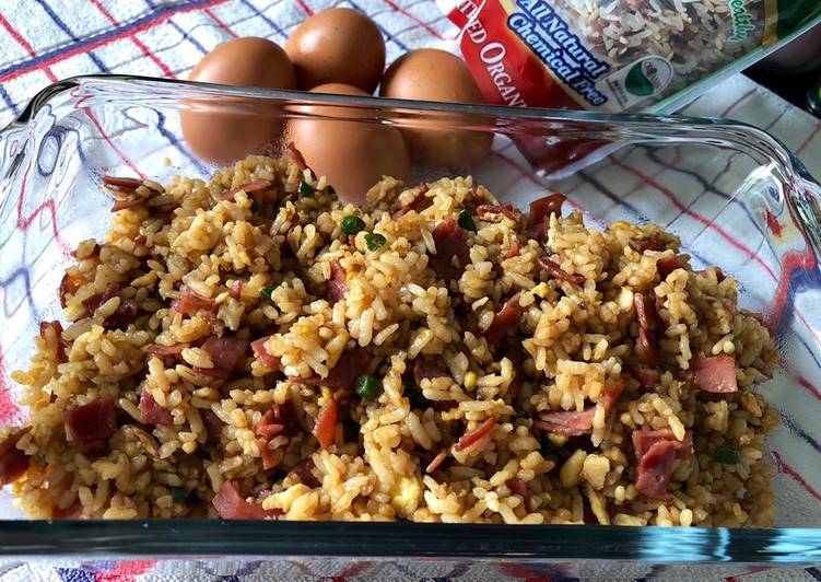 Bagaimana Menyiapkan Nasi Goreng Ham yang Enak