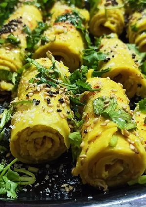 A picture of Khandvi.