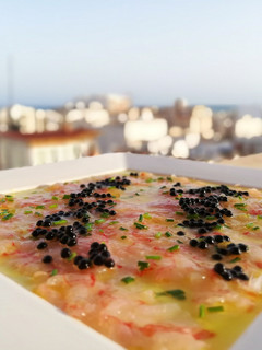 Una foto de Carpaccio de gambas rojas con huevas de mújol