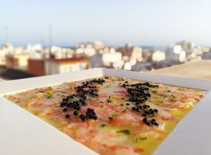 Una foto de Carpaccio de gambas rojas con huevas de mújol