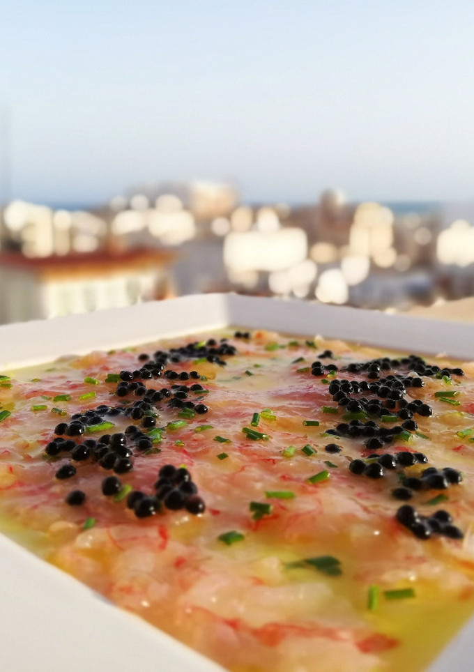 Una foto de Carpaccio de gambas rojas con huevas de mújol