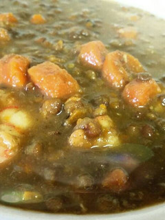Una foto de Lentejas con curry y gambas