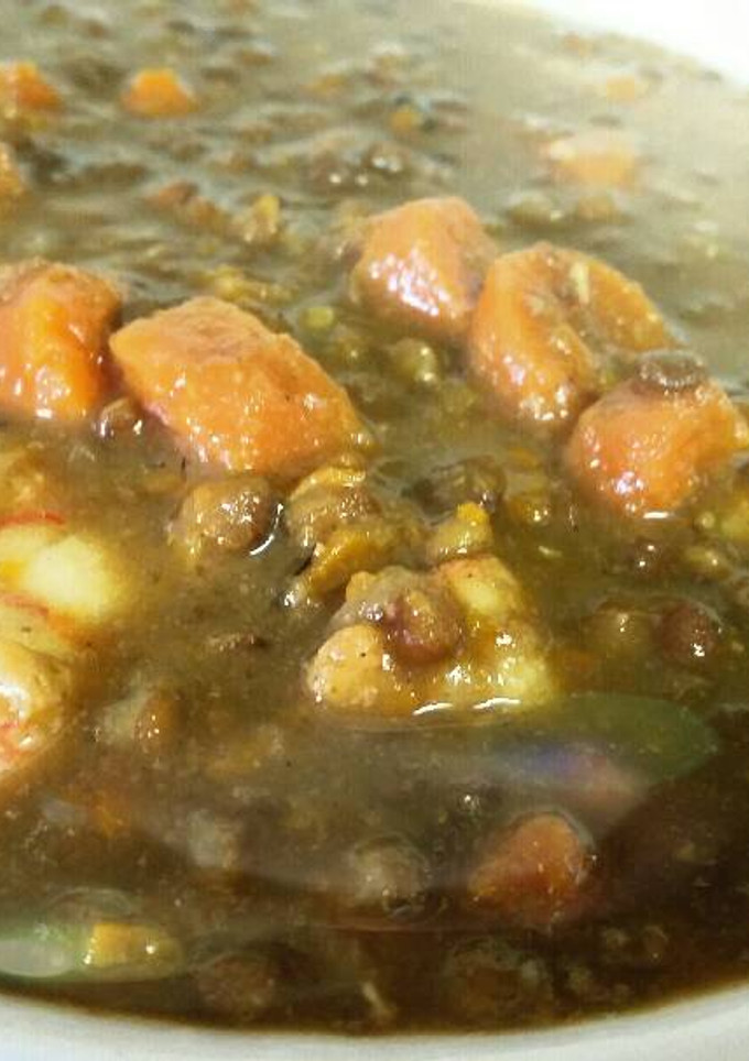 Una foto de Lentejas con curry y gambas