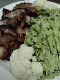 Carne al horno con crema de espinaca y coliflor