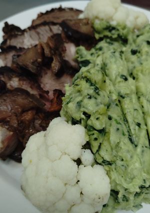 Una foto de Carne al horno con crema de espinaca y coliflor