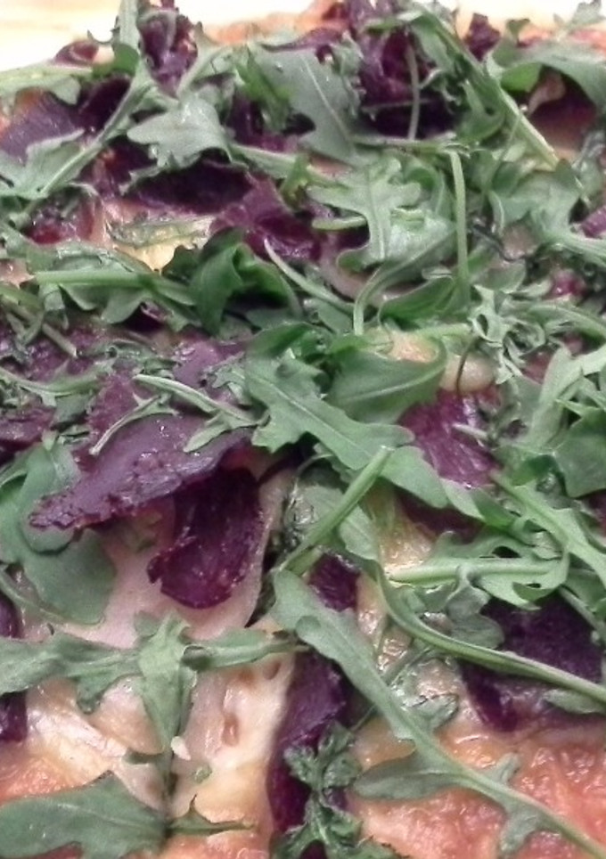 Una foto de Pizza de cecina y rúcula