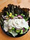 Salad mentimun alpukat segar dengan bawang putih parmesan