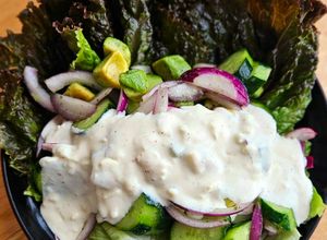Foto resep Salad mentimun alpukat segar dengan bawang putih parmesan