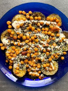 Una foto de Calabacín al horno con garbanzos crujientes