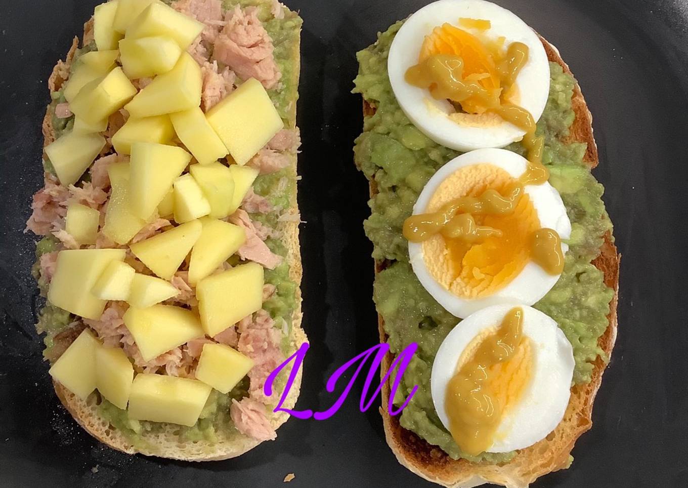 Tostas de aguacate, con atún y mango, y con huevo cocido y un toque de pimienta y mostaza