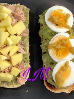 Una foto de Tostas de aguacate, con atún y mango, y con huevo cocido y un toque de pimienta y mostaza