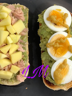 Una foto de Tostas de aguacate, con atún y mango, y con huevo cocido y un toque de pimienta y mostaza