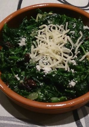 Foto principal de Espinacas con pasas y piñones