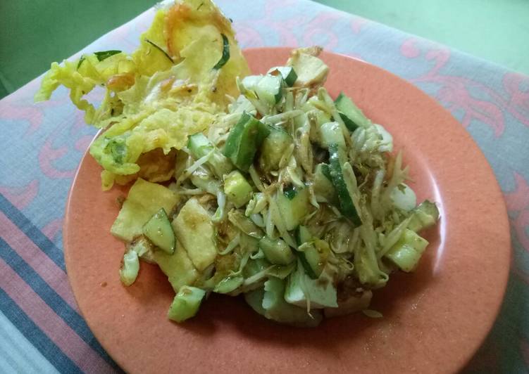 Lontong Tahu Telur Gimbal Khas Kudus