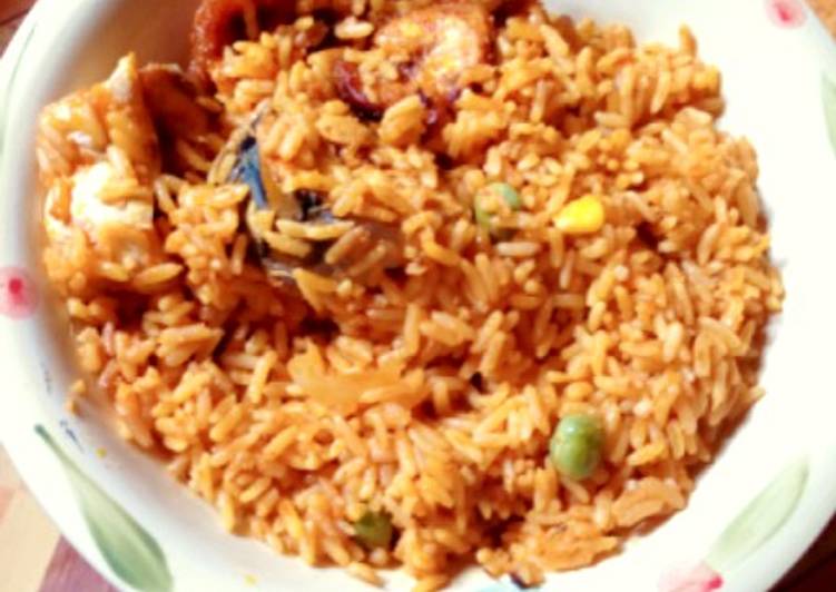 Recipe of Perfect Jollof rice with fried plantain and fish