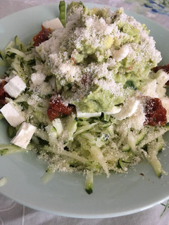 Una foto de Espaguetis de calabacín con pesto de aguacate