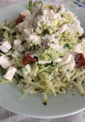 Foto principal de Espaguetis de calabacín con pesto de aguacate