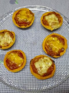 Una foto de Cestitas de pisto con atún y queso cheddar