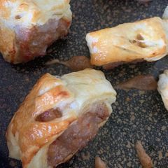 A picture of Sweet chilli sausage rolls.